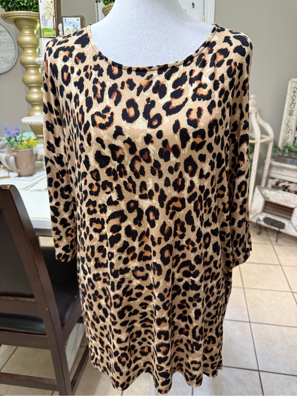 Zenana Outfitters Leopard Print Top - Beige & Gray - Picture 2 of 4